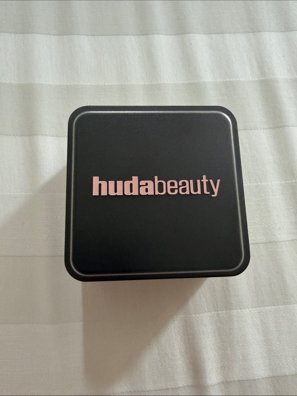 HUDA BEAUTY Black Compact with Pink Logo